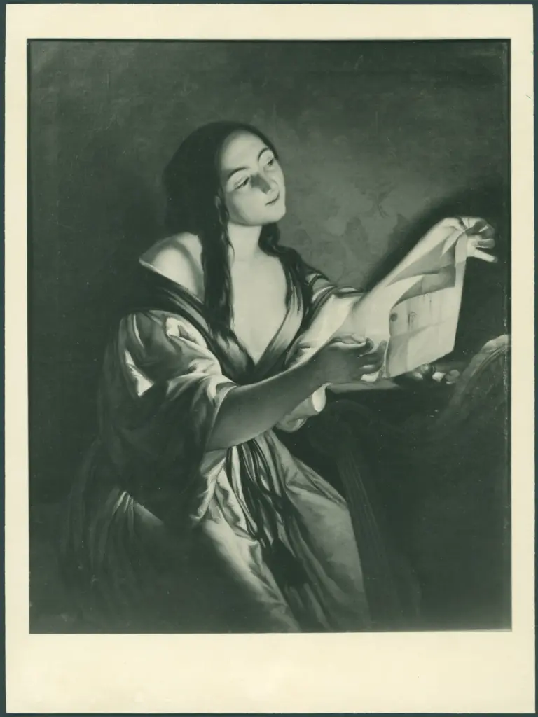 Figura femminile che legge