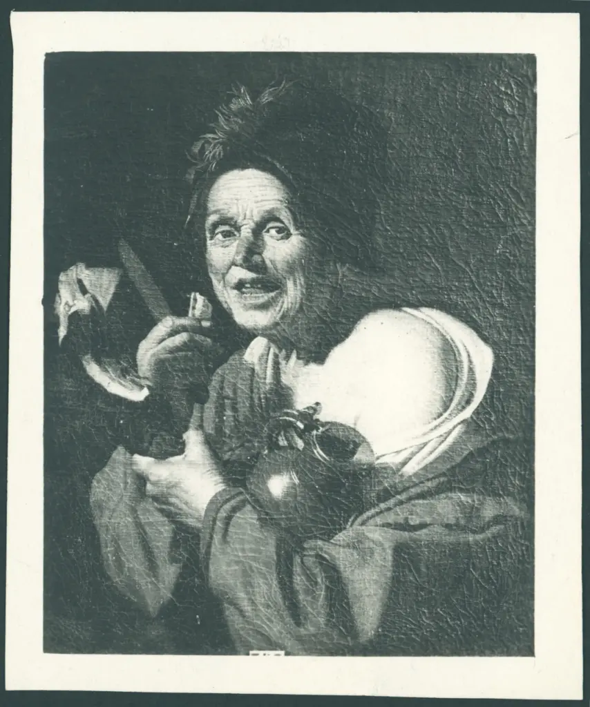 Donna anziana con prosciutto e caraffa