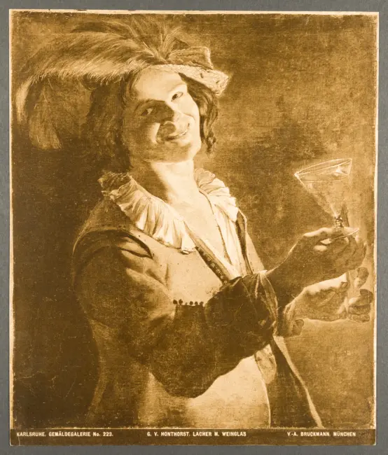 Bevitore che ride con un bicchiere di vino