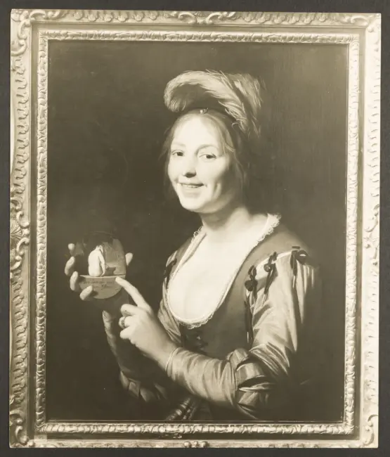 Figura femminile che indica un quadretto