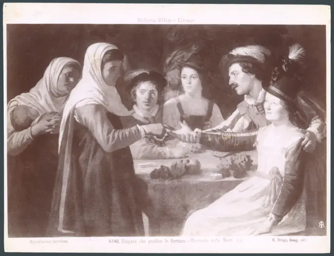 Zingara che legge la mano