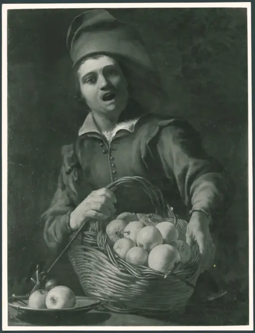 Giovane uomo con cesto di frutta